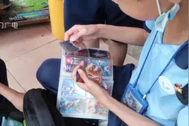 花近千元集“奥特曼”卡片！小学生：这东西太上瘾！记者探访→图片