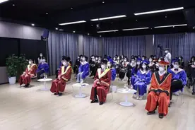 本科才4年，疫情就3年，线上线下混合毕业，这届上戏学生接受于和伟学长祝福图片