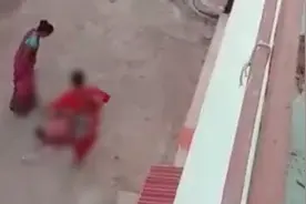 印度女子连生两个女孩 被婆家当街打骂无人阻拦图片