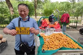 亳州临时瓜果摊点车主：“避开高峰出行，不给城市添堵”图片