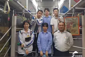 济南定制公交驾驶员：三年坚持 他成为接送孩子上下学的“专职司机”图片