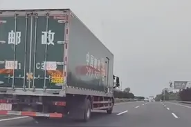 网友拍到高考试卷押运，每一秒都在监控中！评论区暖了图片