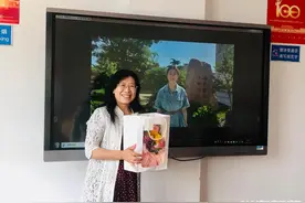 “退休的事，等送完孩子们再说吧！”青岛一中郭素萍老师爱生如子，站好最后一班岗图片