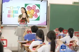 最后一课，深圳班主任拆盲盒送高考祝福礼物，泪洒课堂说不舍图片