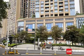 “国企书记夫人”50台宾利堵占车位？开发商“赠”车位致业主冲突 涉事小区市场价18万/平图片