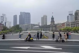 摄影记疫｜静态管理两个月后，乍浦路桥上重现的爱与平凡图片