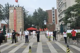 高考首日人大附中考点：红衣、向日葵，带着美好祝福考生陆续进场图片