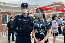 北京特警高考执勤偶遇老师：时隔数年一眼认出，警官也紧张视频封面