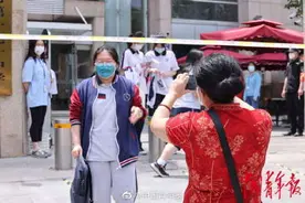 高考首门考试结束 家长考场外盛装接娃图片