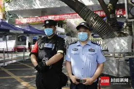 考场趣闻：警察父子碰巧守护同一高考考点图片