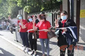 西安市三中五位班主任提前到考点门口 为学生加油鼓劲图片