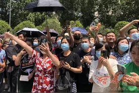 高考首场考试结束 西安一考点门口成“大型拍照、认亲现场”图片