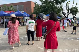 2022高考首日，解码考场内外热门穿搭图片