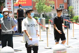 语文考试结束 合肥考生陆续走出考场（图）图片