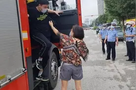 广州一高考生因门锁坏被困家中，消防快速撬锁后成功送考图片