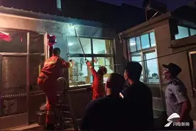 黑蛇误入民宅，威海民警及时处置图片