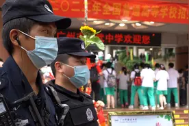 铁骑送考、便利办证……警察蜀黍和高考生一起“拼”图片