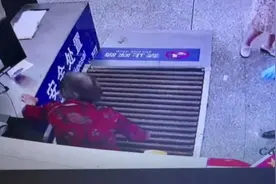 “安检仪里有人！”一大家子乘高铁出行，八旬老人竟钻进安检仪图片
