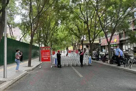 高考图集│北京：家长身穿旗袍手捧鲜花图片