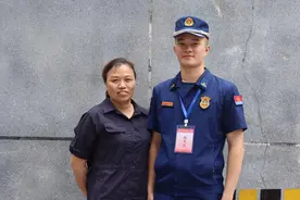 郴州一消防员带6年前高考准考证执勤，偶遇高中老师图片