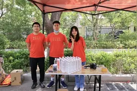 大学生“组团”回母校伴考 只为学弟学妹少走弯路图片