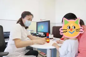 杭州一2岁半孩子不会讲话，老人说晚讲话的孩子更聪明，是真的吗？图片