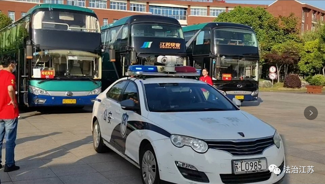 在镇江丹徒,"985"警车开道,护送高三学子前往考场.扬 州.