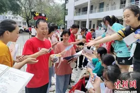 高考送考老师：从和学生一样紧张到学生的“守护神”图片