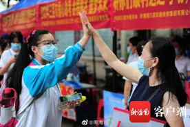 三亚考生意气风发走出考场 是胜利的姿势图片