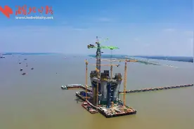 全球首台万吨米级上回转塔机投用 二航局这个神器可一次起吊300辆小轿车至130层高楼图片