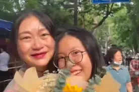 高考结束妈妈和奶奶激动落泪图片