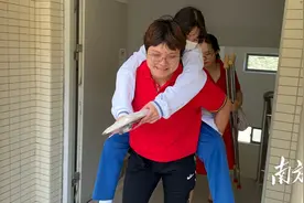 考生考前意外受伤，阳江一中老师背学生进考场图片