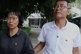 学生离校，张桂梅又一次躲进办公室，不允许学生来向她当面道别图片