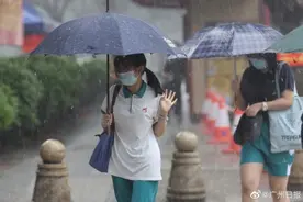 赴考遇暴雨，广州高考生们拖鞋上阵图片
