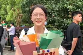 家长举横幅迎接“高颜值”女儿  想给高考结束的孩子一个仪式感视频封面