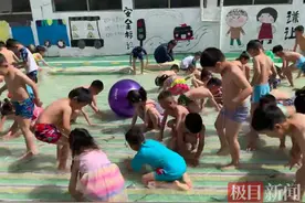 幼儿园搭简易水池让娃体验抓泥鳅，园长是“90后”图片