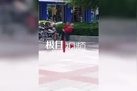 男子路边怀抱老人轻拍哄睡，目击者：像小时候妈妈抱着我们图片