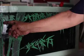 视频｜玻璃上也能作画？巨野耄耋老人以錾为笔绘大千世界图片