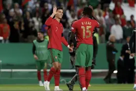 桑托斯：莱奥不应该和C罗作比较，他是葡萄牙的未来图片