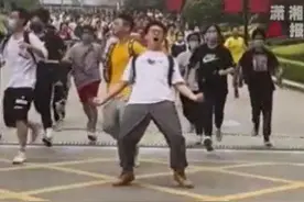 高考结束，长沙一男生飞奔出考场霸气庆祝图片