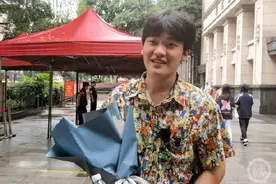 男生第一个冲出考场：“三天了，终于有人来采访我了”图片
