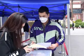 骑送餐车参加高考，这个外卖小哥真帅图片