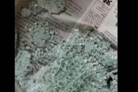 女子正准备洗澡，浴室的玻璃门突然爆裂……图片