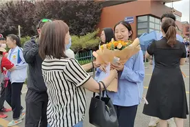 龙凤胎兄妹同校赶考 妈妈说“陪伴”是给他们最好的礼物图片