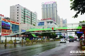 人民路人行天桥工程加紧施工中图片