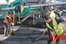 环保沥青首次铺装湘高速，刺激性气体排放减少七成图片