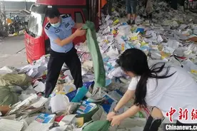 四川自贡：高考生误把学籍档案当废书卖掉 民警扒“废书山”寻回图片