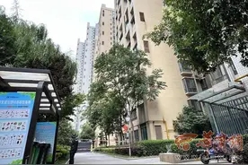西安一21层高楼瓷砖掉落砸伤三人 业主：“垃圾车救了我们一家三口”图片