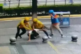 男子偷窃后因背包遗落返回现场被失主认出，多名外卖小哥联手擒获交给民警图片