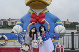 摄影记疫｜上海迪士尼度假区部分重启，粉丝为“唐老鸭”庆生图片